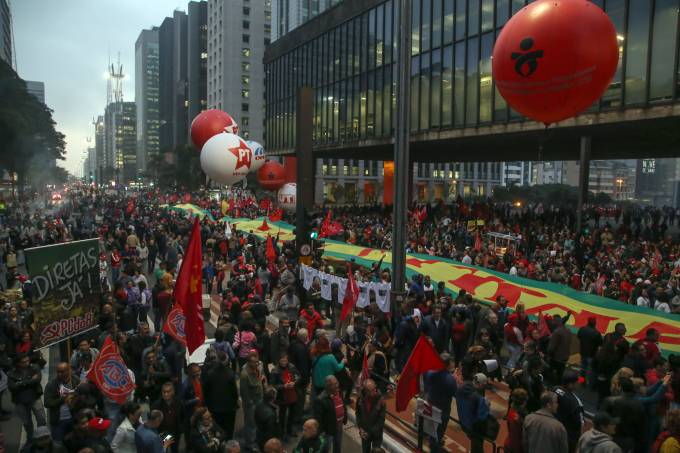 MANIFESTAÇÃO DE APOIO A LULA JÁ INTERDITA AVENIDA PAULISTA (SP) NA ALTURA DO MASP