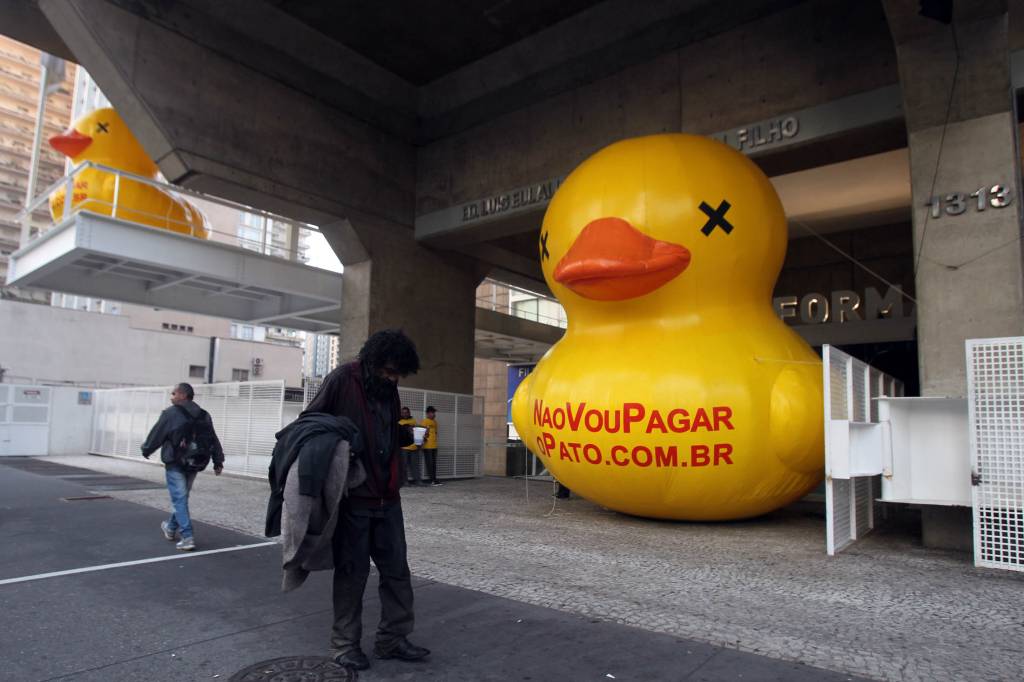 Fiesp volta expor o pato amarelo