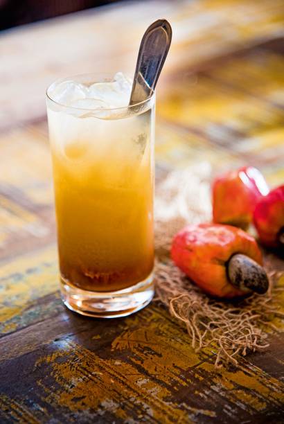 Drinque caju amigo: com pinga e compota da fruta Drinque caju amigo: com pinga e compota da fruta