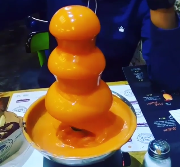 Hamburgueria na Vila Mariana faz sucesso com cascata de cheddar