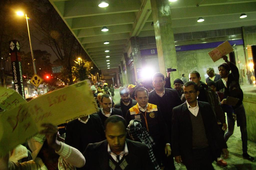 Doria é hostilizado durante distribuição de cobertores