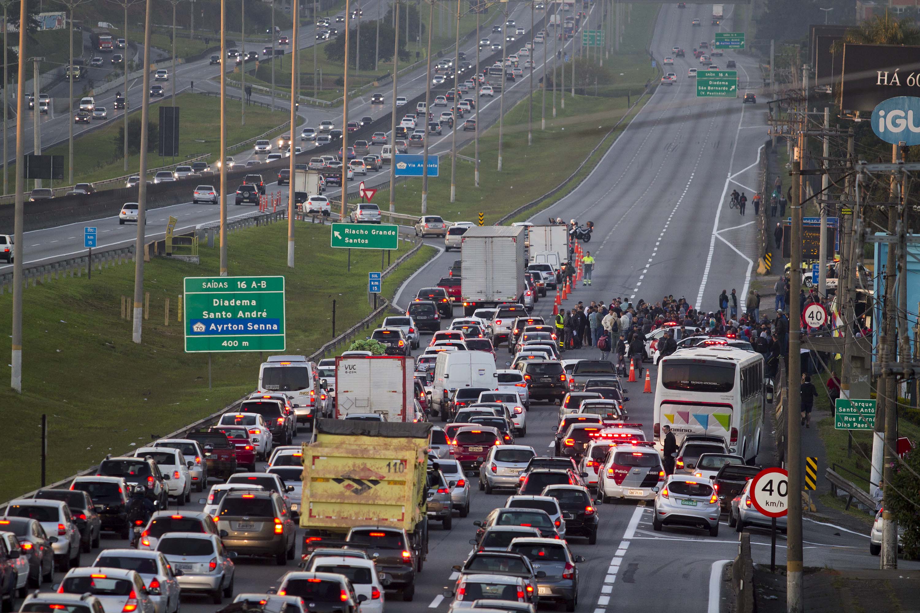Metalúrgicos protestam contra reformas na Rodovia Anchieta