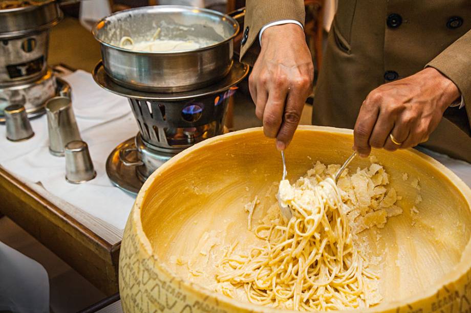 Tatini: linguine nel grana padano preparada no salão