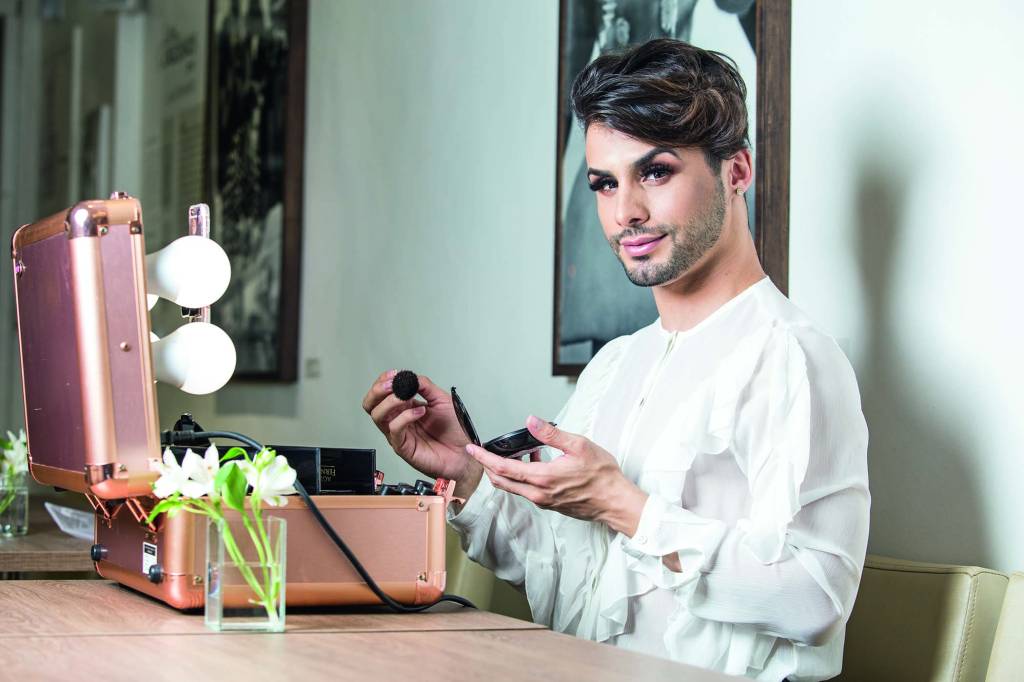 O maquiador andrógino que faz sucesso com tutoriais na internet