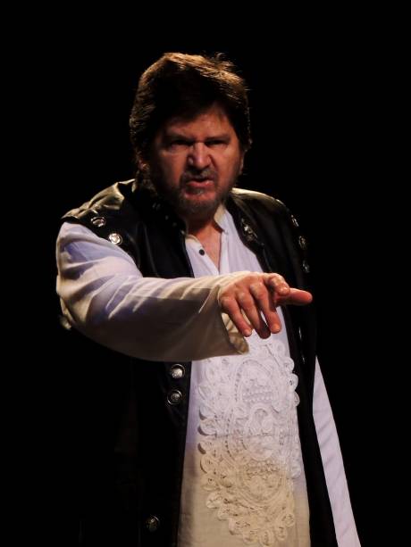 Celso Frateschi em cena de 'Antígona' Celso Frateschi em cena de 'Antígona'