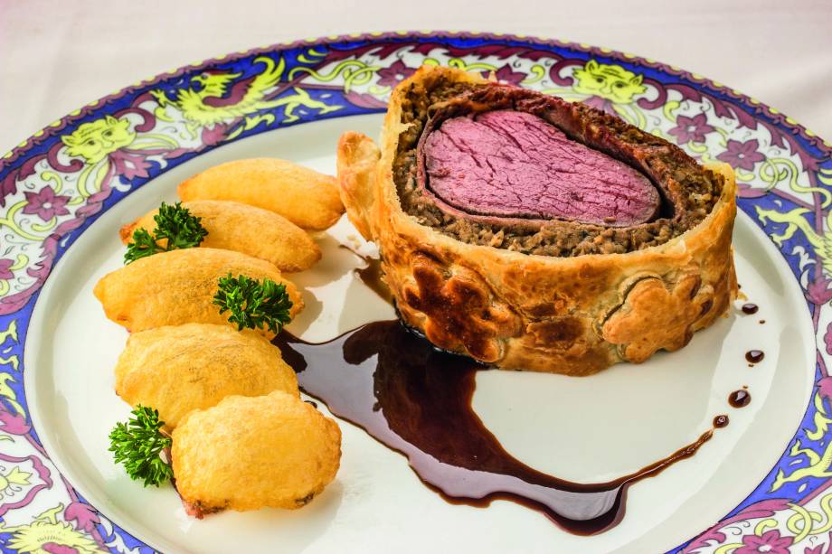 Filé-mignon envolto em patê de foie gras e massa folhada vem acompanhado de batata suflê Filé-mignon envolto em patê de foie gras e massa folhada vem acompanhado de batata suflê