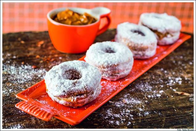 Cronut: massa folhada de croissant, moldada como um donut e frita Cronut: massa folhada de croissant, moldada como um donut e frita