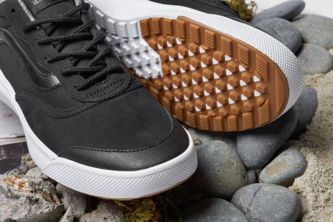 FA17_Vault_UltraRange_VN0A3DQ3OUG_UAULTRARANGELX_BlackLightGum_Macro_Elevated_R9 VANS