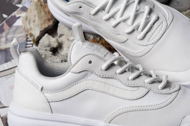 VANS FA17_Vault_UltraRange_VN0A3DQ3OVZ_UAULTRARANGELX_WhiteLightGum_Macro_Elevated_R9