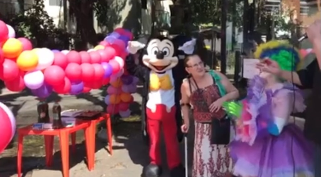 Comerciantes fazem festa para poça d’água na Consolação