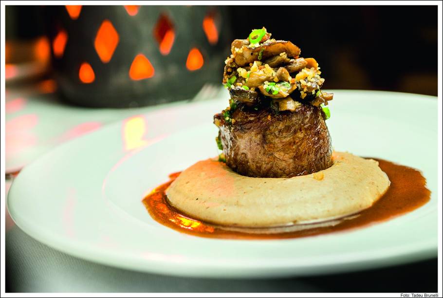 Filé-mignon com ragu de cogumelos sobre purê de cará com mais cogumelos porcini