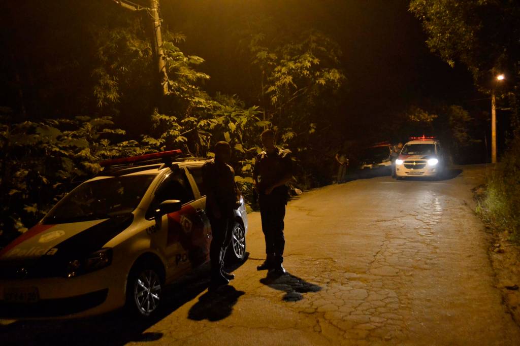 Corpo carbonizado é encontrado em rua da Zona Leste