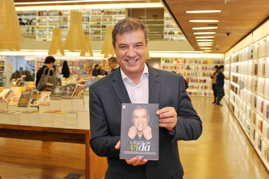 Carlos Bettencourt, restaurateur e sócio do restaurante português A Bela Sintra, no lançamento do livro "A Beleza da Vida", na noite desta terça (15)