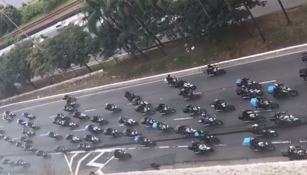 Protesto de motoboys contra aplicativo fecha vias na cidade