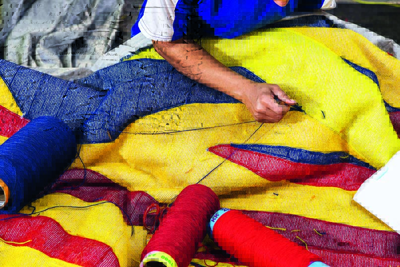 Tecelões trabalham para recriar obra destruída de Tomie Ohtake