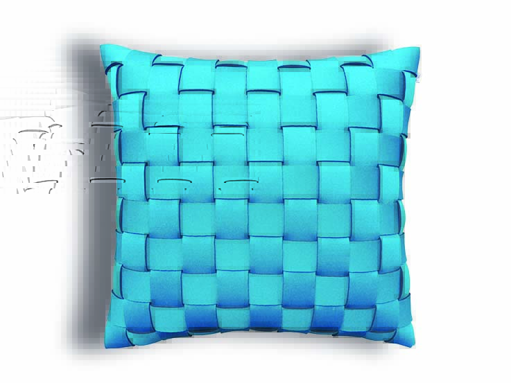 Com trançado feito a mão com tiras de neoprene. R$ 690,00
