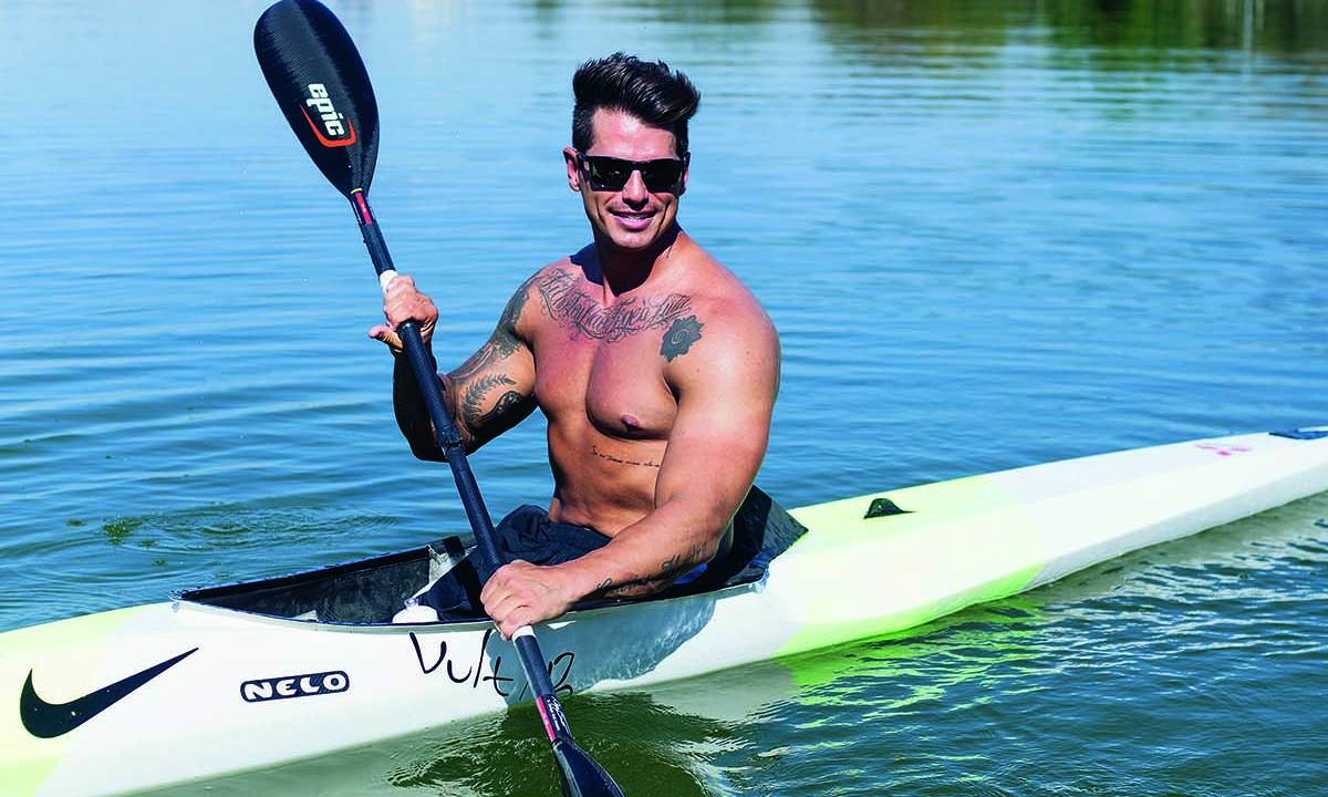 O atleta Fernando Fernandes praticando canoagem