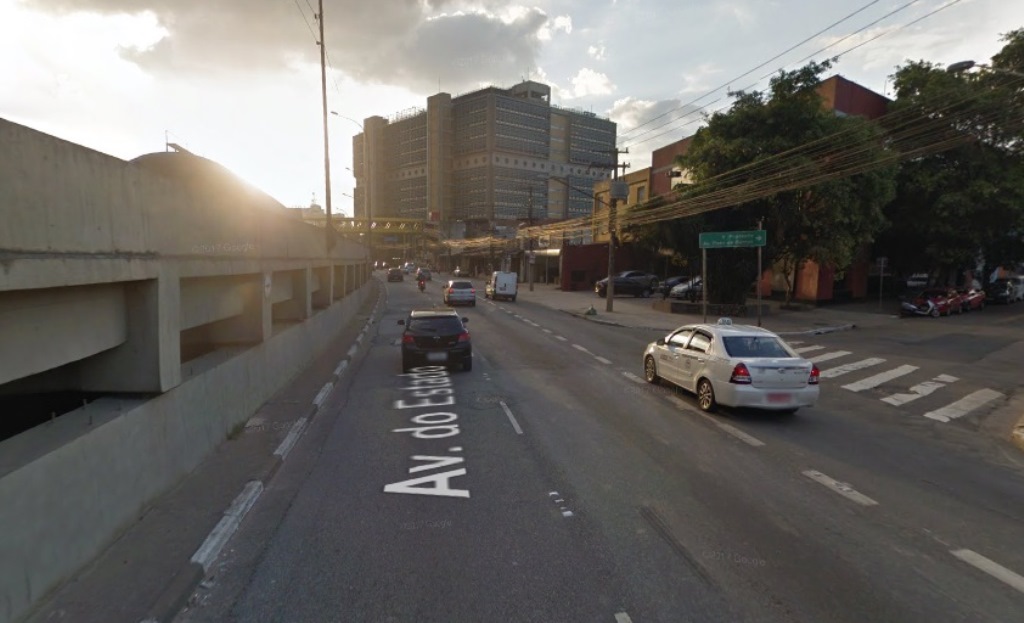 Criminoso em fuga causa acidente na Avenida do Estado