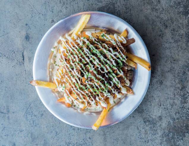 Batata frita: acréscimo de queijo e costela desfiada Batata frita: acréscimo de queijo e costela desfiada