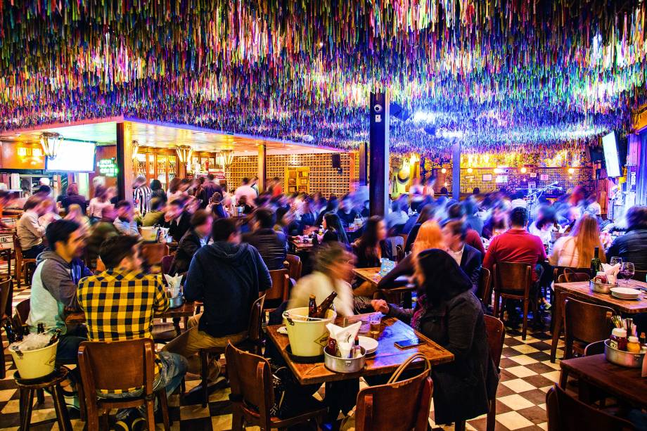 Ambiente festivo: com fitas do Senhor do Bonfim no teto e palco para apresentações