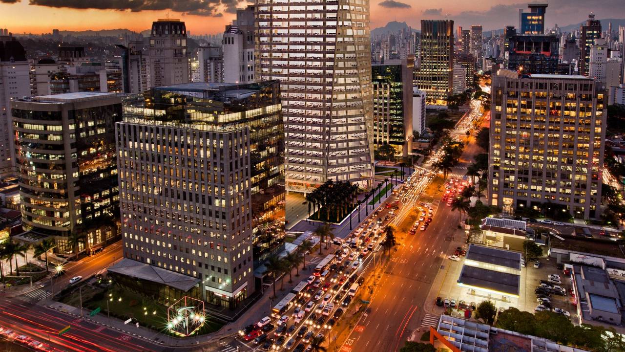 Imagem aérea da avenida Faria Lima à noite.