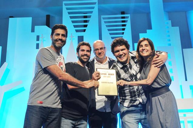 Sérgio Ruiz Luz, diretor de redação de VEJA SÃO PAULO, entrega o prêmio de melhor brewpub ao Goose Island Brewhouse Sérgio Ruiz Luz, diretor de redação de VEJA SÃO PAULO, entrega o prêmio de melhor brewpub ao Goose Island Brewhouse
