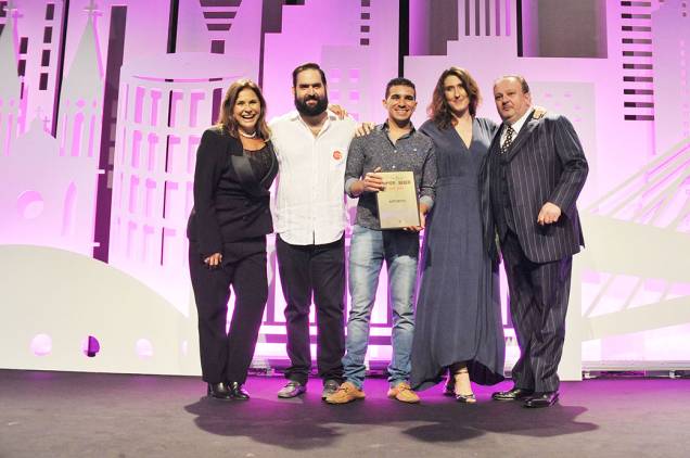 Fafá de Belém, Érick Jacquin e a equipe do restaurante Arturito, melhor variado, da chef Paola Carosella Fafá de Belém, Érick Jacquin e a equipe do restaurante Arturito, melhor variado, da chef Paola Carosella