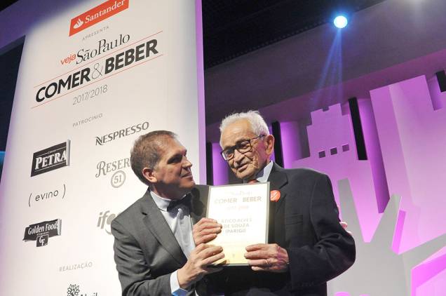 Arnaldo Lorençato, editor de VEJA SÃO PAULO, e Ático Alves de Souza, personalidade gastronômica do ano Arnaldo Lorençato, editor de VEJA SÃO PAULO, e Ático Alves de Souza, personalidade gastronômica do ano