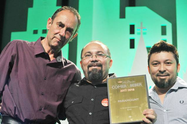 Amyr Klink e equipe do Boteco Paramount, que levou o prêmio de melhor bar na categoria ‘Bom e Barato’ Amyr Klink e equipe do Boteco Paramount, que levou o prêmio de melhor bar na categoria ‘Bom e Barato’