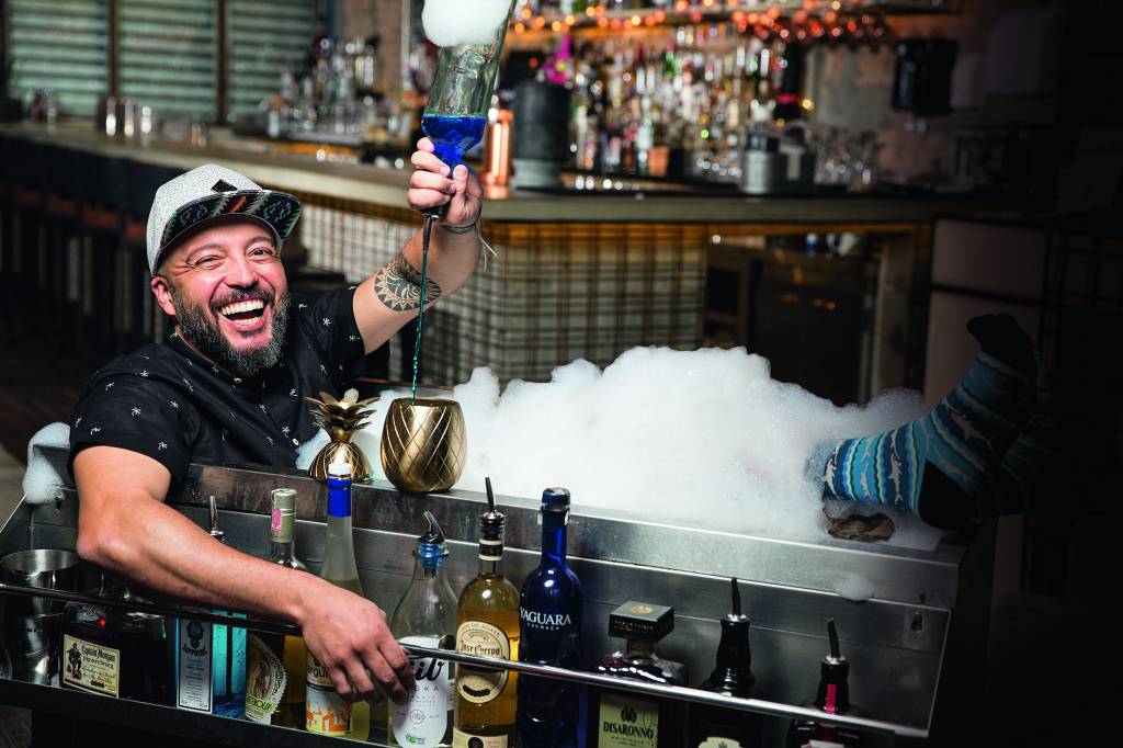 Homem em uma cuba de bar transformada em banheira