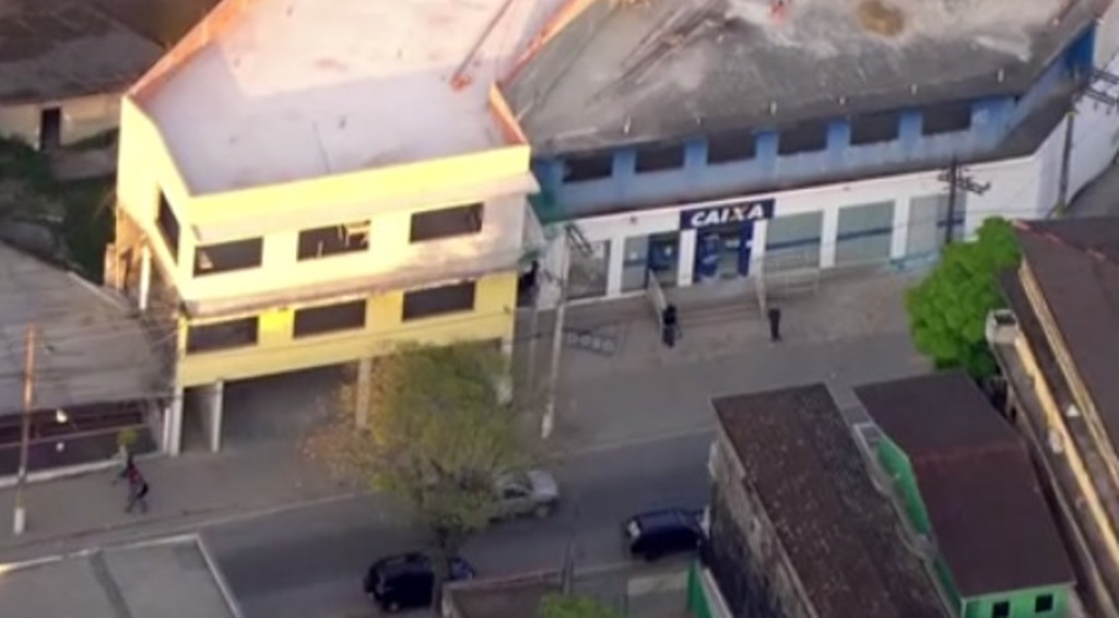 Quadrilha fecha rua e explode caixas eletrônicos em Juquitiba