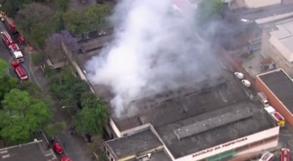 Incêndio atinge Mercado Municipal de Santo Amaro na madrugada