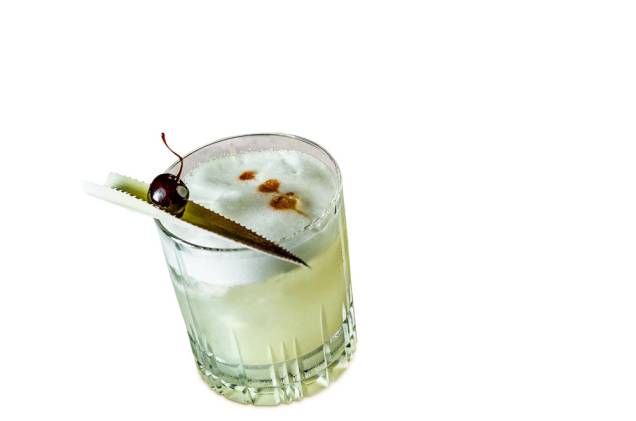 Novo drinque: o shanghai tower leva gim com infusão de chá pu-erh, licor St. Germain, mix de cítricos, bitter e lichia Novo drinque: o shanghai tower leva gim com infusão de chá pu-erh, licor St. Germain, mix de cítricos, bitter e lichia
