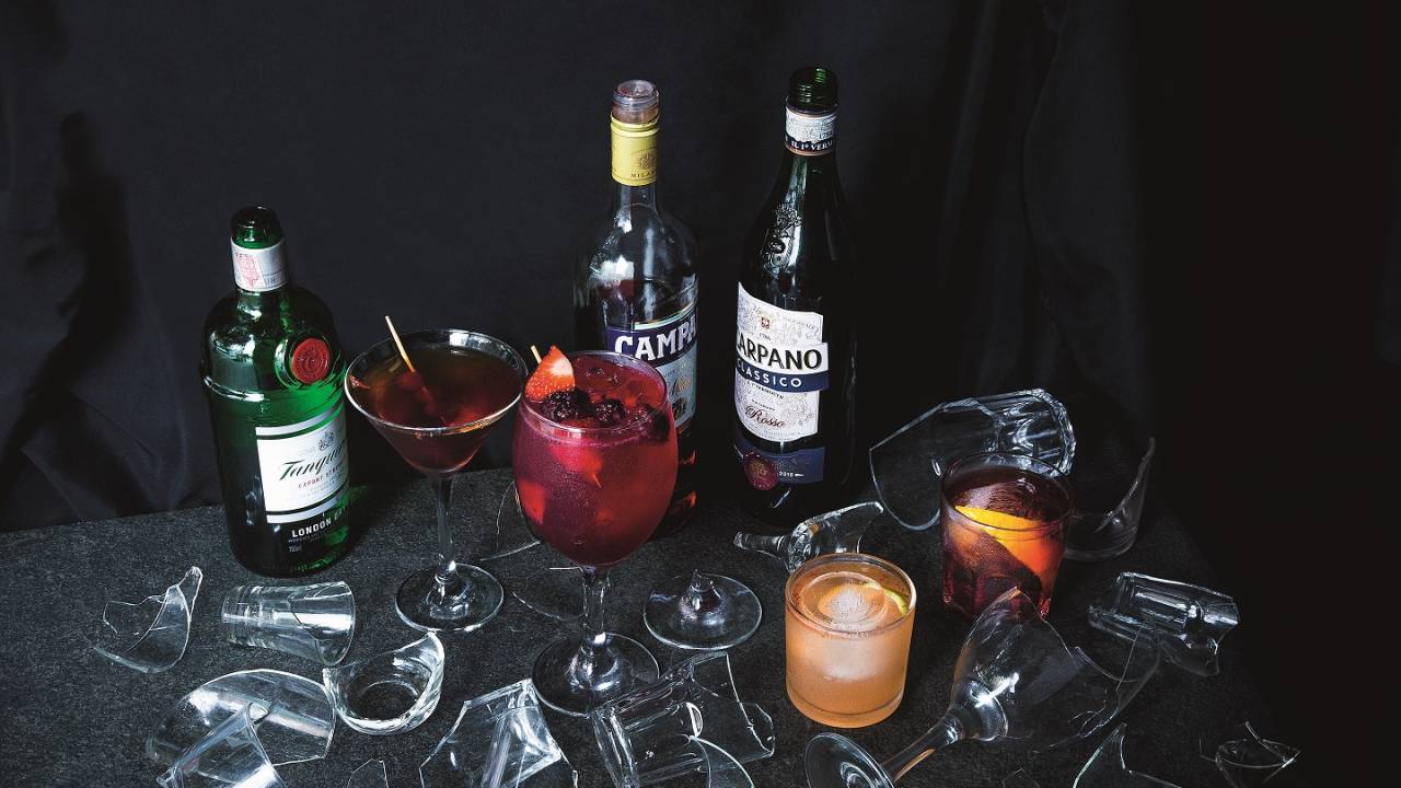 Garrafas e copos quebrados, drinques