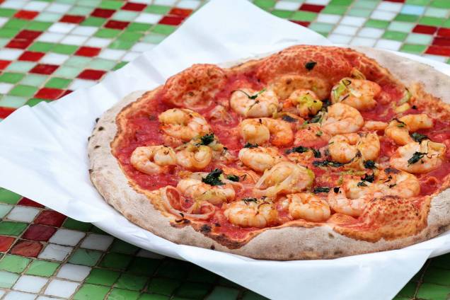 Pizza jazz: leva molho de tomate e camarão flambado no gim com alho-poró Pizza jazz: leva molho de tomate e camarão flambado no gim com alho-poró