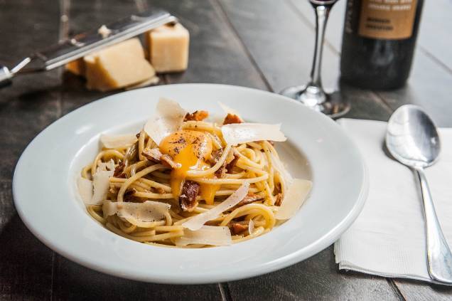 Espaguete à carbonara: gema no topo do prato Espaguete à carbonara: gema no topo do prato