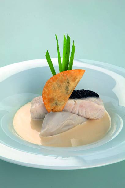 Robalo com purê de inhame e caviar: o detalhe extra é um pastel Robalo com purê de inhame e caviar: o detalhe extra é um pastel
