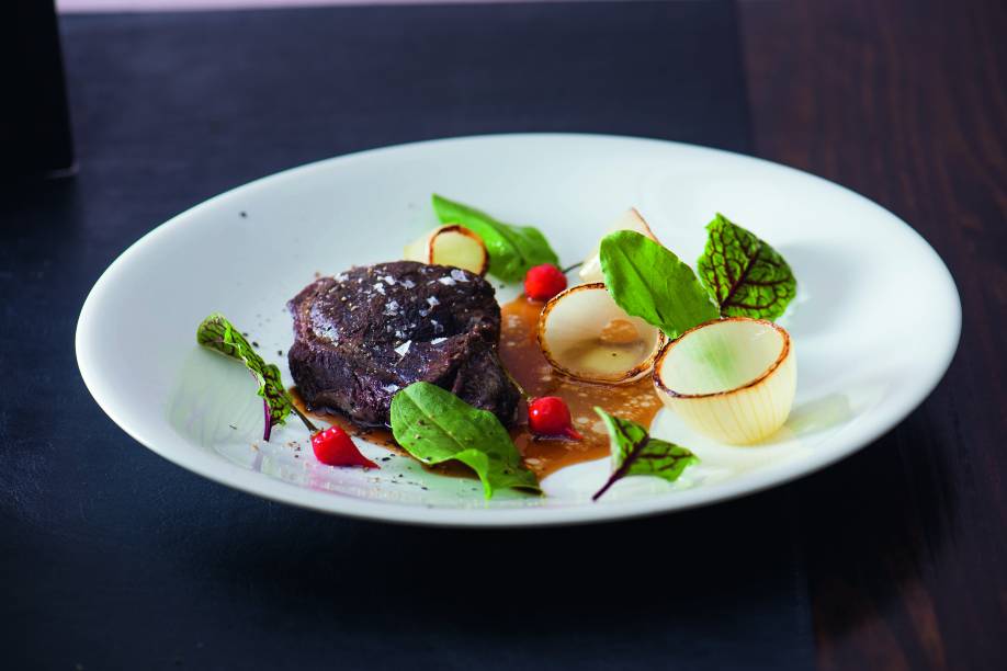 Bochecha ao vinagrete: vem com cebola, azedinha e pimenta-biquinho Bochecha ao vinagrete: vem com cebola, azedinha e pimenta-biquinho