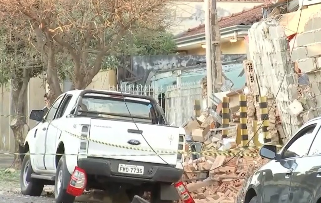 Quadrilha explode cofre de empresa, ataca quartel e mata policial
