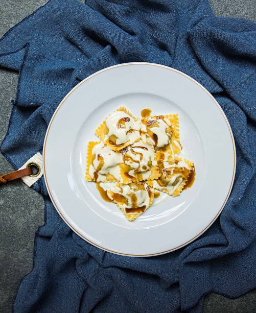 Tortelli de vitelo ao creme de parmesão Tortelli de vitelo ao creme de parmesão