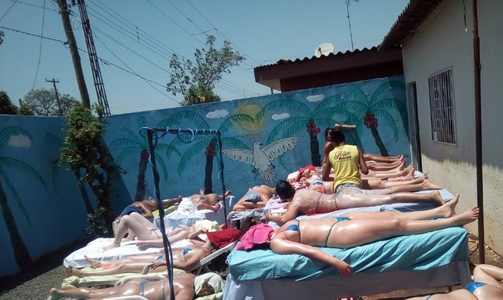 Bronzeamento em casa clandestina provoca queimaduras em clientes
