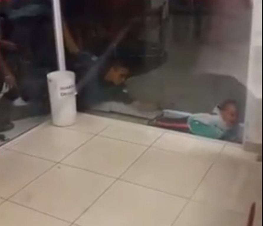 Criança é resgatada após ficar presa entre portas de vidro