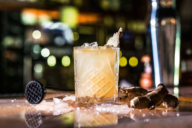 O drinque com o nome da casa: cachaça artesanal, calda de gengibre, suco de limão, Fernet, matchá, tônica, folhas e pó de hortelã O drinque com o nome da casa: cachaça artesanal, calda de gengibre, suco de limão, Fernet, matchá, tônica, folhas e pó de hortelã