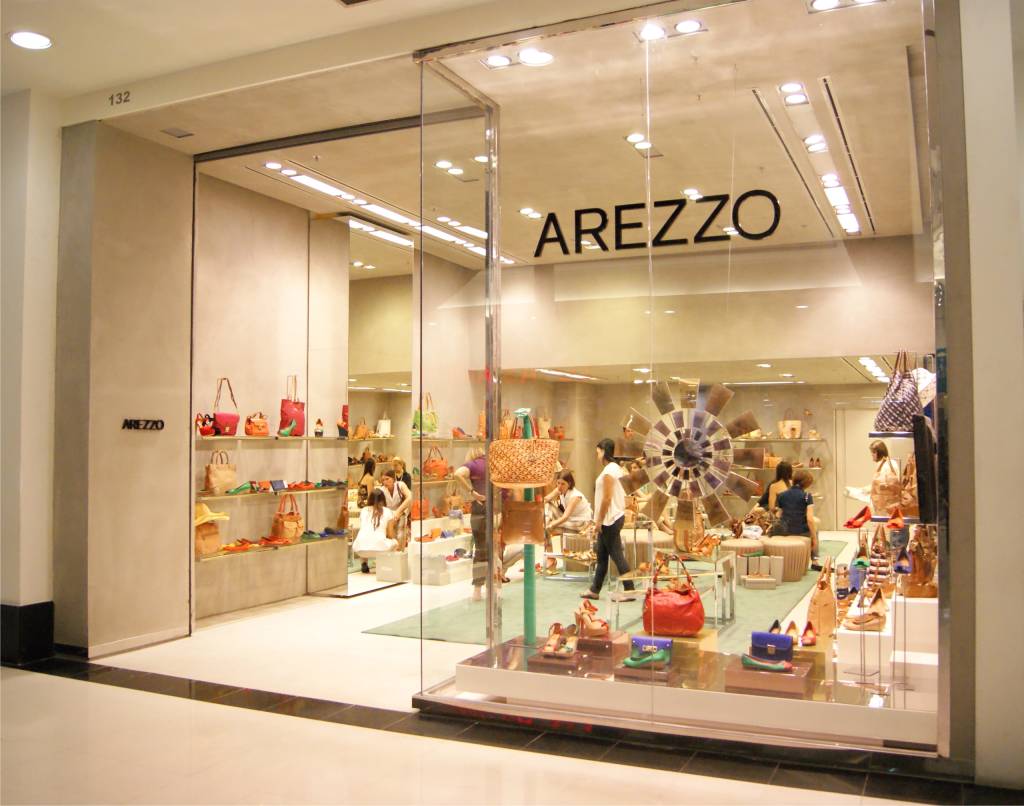 Arezzo promove descontos de até 50% em bolsas e sapatos
