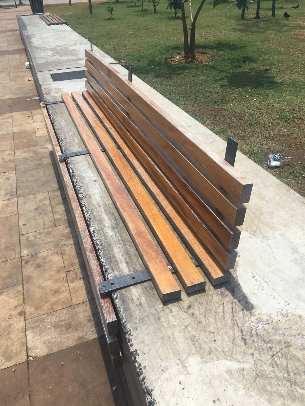 Falhas persistem no Largo da Batata após um mês de revitalização