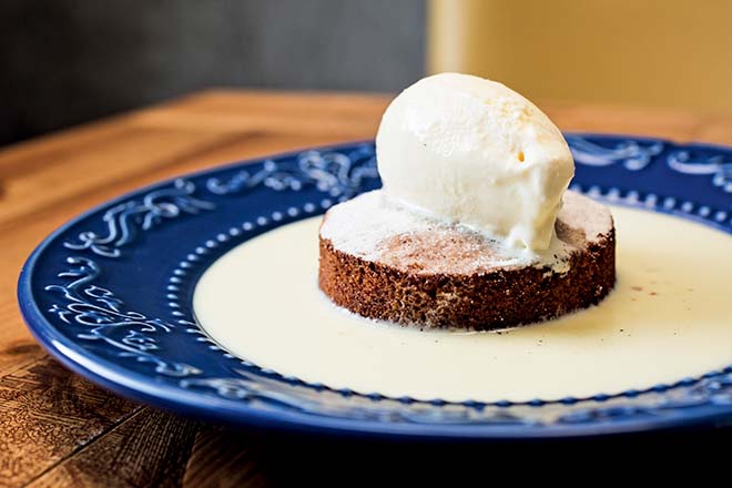 Torta de santiago com creme inglês e sorvete