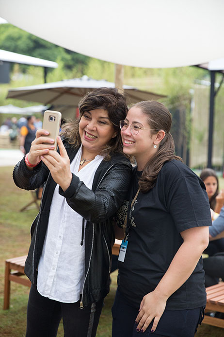Roberta Miranda: cantora marcou presença e posou para selfies Roberta Miranda: cantora marcou presença e posou para selfies