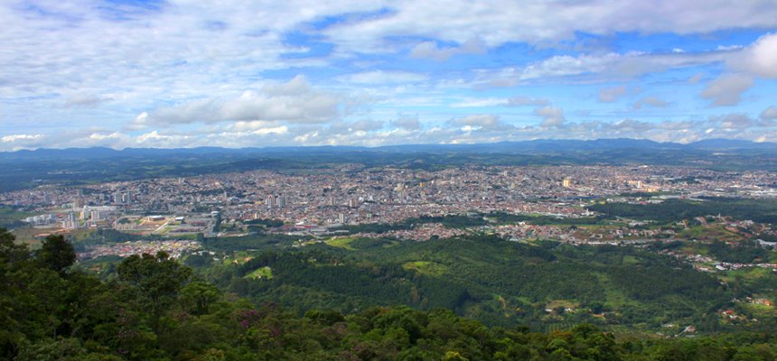 Quatro pessoas morrem após veículo cair em córrego