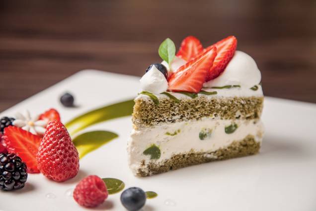 Bolo de white matchá (R$ 13,65): massa leve e frutas frescas no topo Bolo de white matchá (R$ 13,65): massa leve e frutas frescas no topo