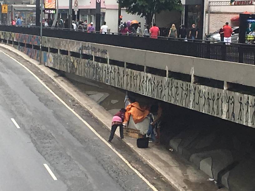 Moradores de rua montam barraca embaixo de viaduto na Avenida Paulista